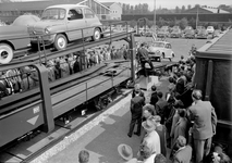 841520 Afbeelding van de stand van de N.S. met goederenmaterieel tijdens de Voorjaarsbeurs op het buitenterrein aan de ...